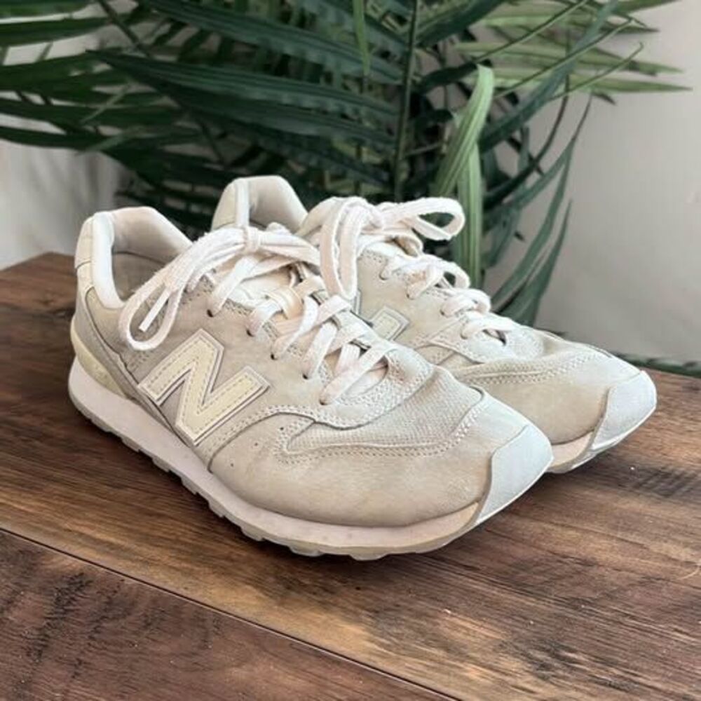 New Balance 696 Women’s Sneaker Cream Off White Size 8.5